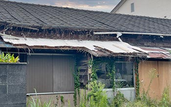 劣化が進行した空き家